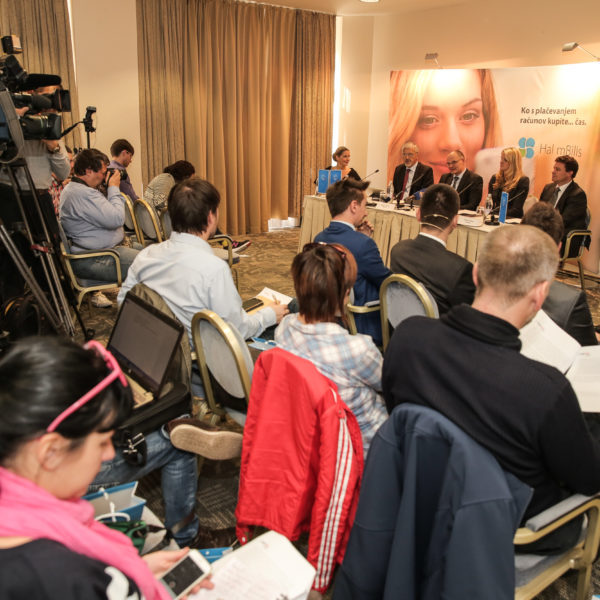 Konferenca za novinarje, Halcom