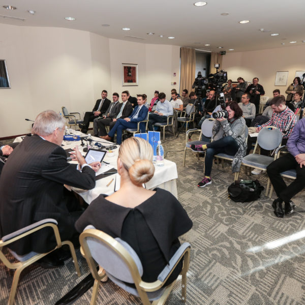 Konferenca za novinarje, Halcom