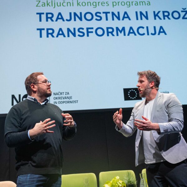 Sašo Stare in Rok Bohinec med nastopom