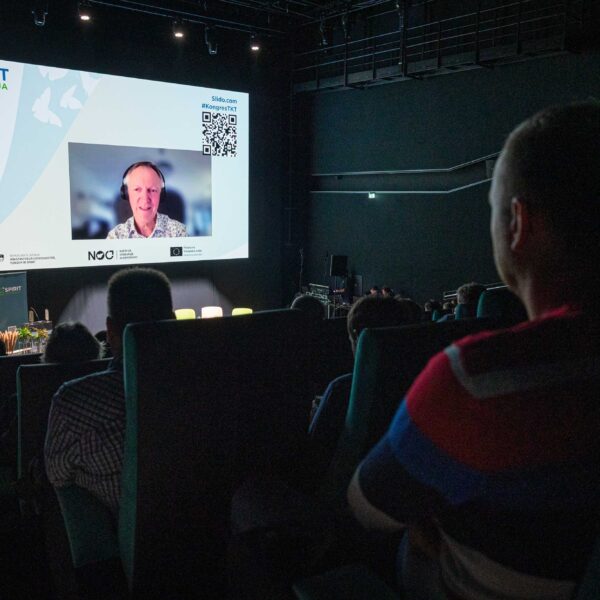 Spletni vklop glavnega govorca dr Janeza Potčnika v dvorani