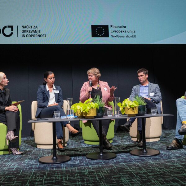 Govorci panelne razprave na odru